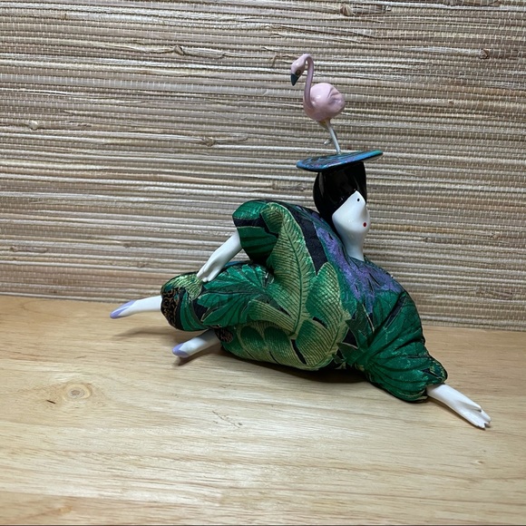 Hand-crafted Soft Body Sculpture Lady - Picture 4 of 7